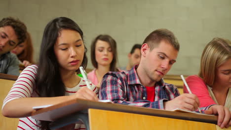 Studenten-Hören-Im-Hörsaal-Zu-Und-Machen-Sich-Notizen