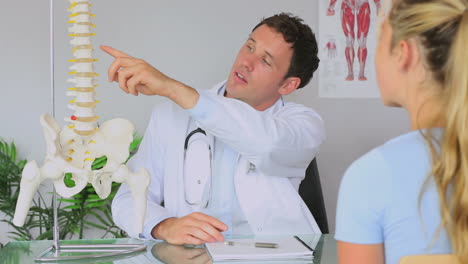 Chiropraktiker-Im-Gespräch-Mit-Seinem-Patienten