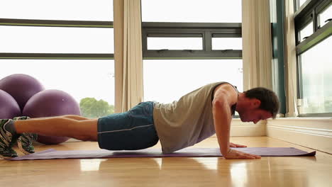 Hombre-Guapo-En-Forma-Haciendo-Flexiones-En-El-Suelo