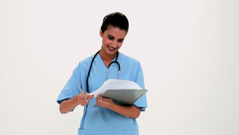 Alegre-Y-Hermosa-Enfermera-Llenando-Un-Informe