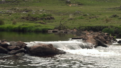 Fluss-Fließt-über-Felsen