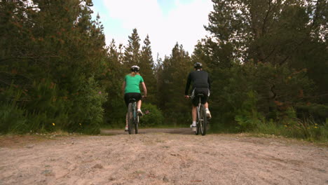 Fittes-Paar-Beim-Mountainbiken-Auf-Dem-Land-Zusammen-Abseits-Der-Kamera