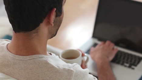 Mann-Trinkt-Kaffee-Während-Er-Laptop-Benutzt