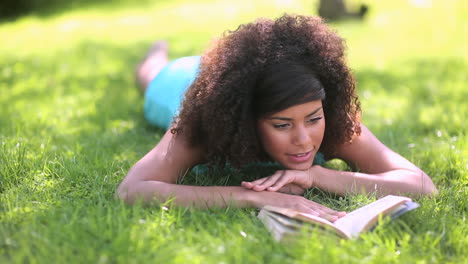 Beautiful-woman-reading-in-the-park