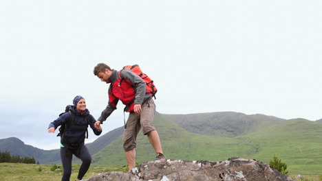 Pareja-De-Excursionistas-Llegando-A-La-Cumbre-Y-Mirando-A-Su-Alrededor