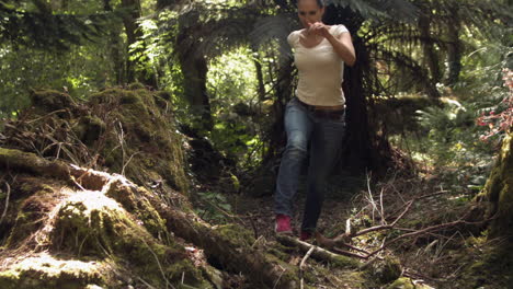 Mujer-Joven-Casual-Corriendo-En-El-Bosque