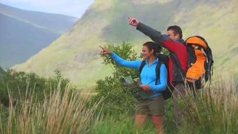 Pareja-Activa-Caminando-Junto-Con-El-Mapa-Y-Señalando