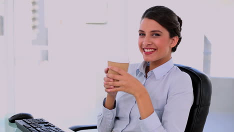 Pacífica-Hermosa-Mujer-De-Negocios-Disfrutando-De-Un-Café