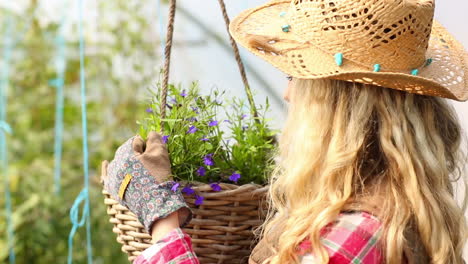 Mujer-Bonita-Rubia-Cuidando-Flores.