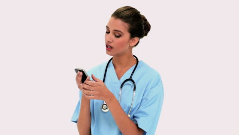 Hermosa-Enfermera-Pensativa-Usando-Un-Teléfono-Móvil