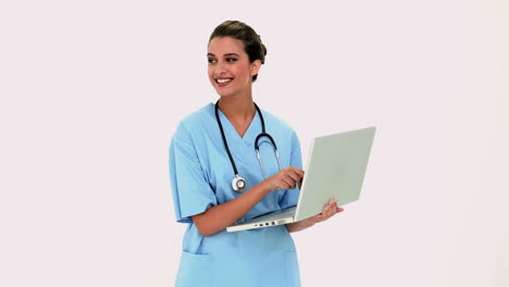 Amüsiert-Schöne-Krankenschwester-Mit-Einem-Laptop