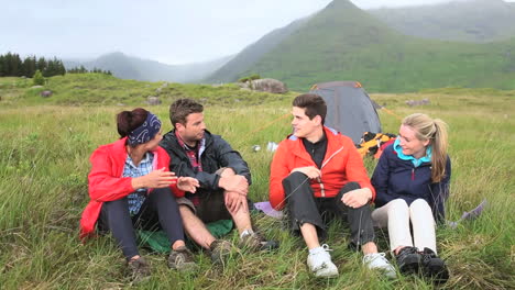 Amigos-En-Un-Viaje-De-Campamento-Hablando-Juntos