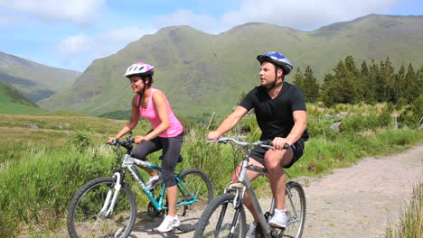 Couple-riding-their-mountain-bikes