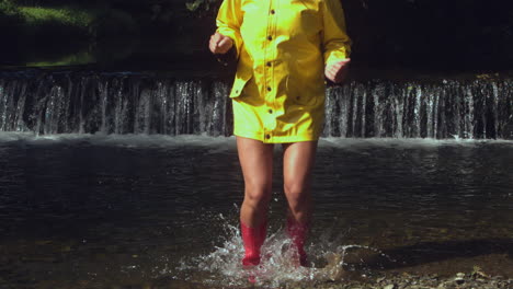 Mujer-Con-Botas-De-Goma-Rosa-Chapoteando-En-El-Agua.