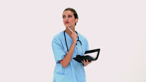 Nachdenkliche,-Schöne-Krankenschwester-überprüft-Einen-Zeitplan