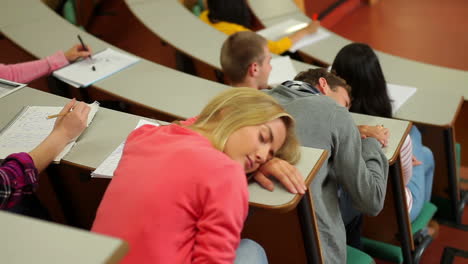 Student-Schläft-Am-Schreibtisch-Im-Hörsaal