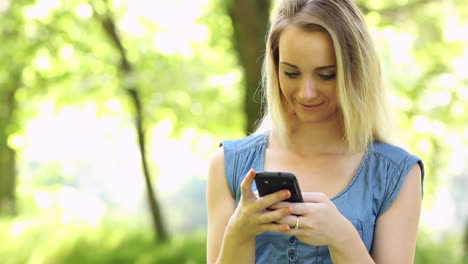 Schöne-Teenagerin-Sendet-Eine-SMS-Auf-Ihrem-Smartphone