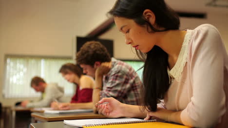 Aufmerksame-Schüler-Sitzen-In-Einem-Klassenzimmer-An-Einer-Prüfung