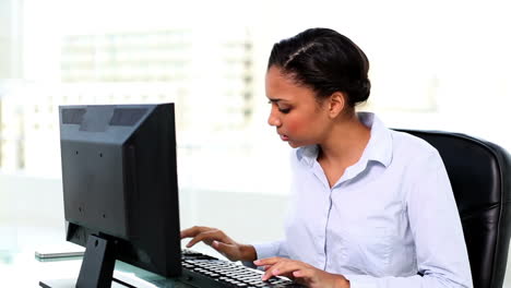 Young-businesswoman-working-on-her-computer