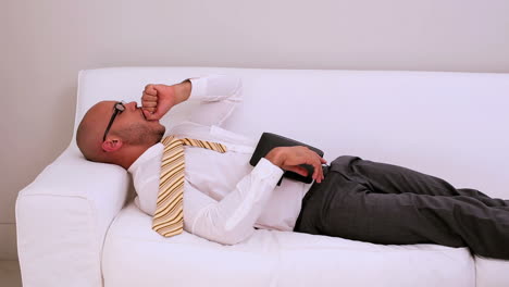 Un-Hombre-De-Negocios-Cansado-Se-Queda-Dormido-En-El-Sofá
