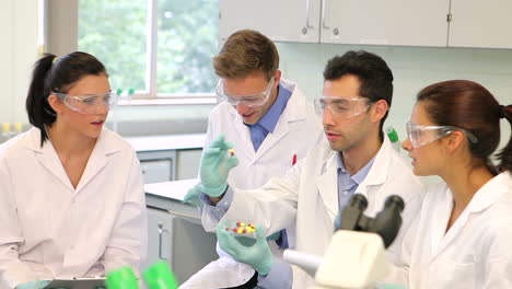 Equipo-De-Estudiantes-De-Ciencias-Trabajando-En-El-Laboratorio