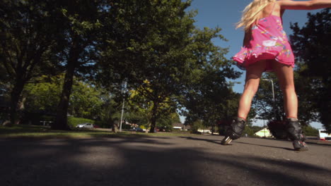 Rubia-Tonificada-Patinando-En-El-Parque