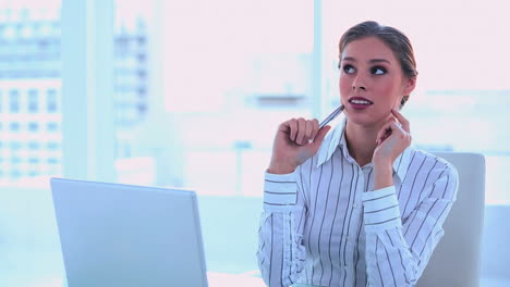 Thoughtful-businesswoman-taking-notes