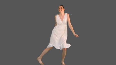 Elegante-Junge-Frau-Im-Weißen-Kleid-Tanzt