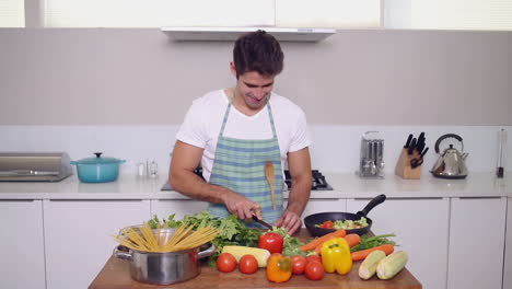 Hombre-Guapo-Cortando-Verduras