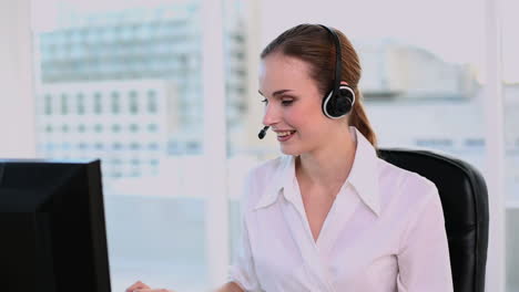 Glücklicher-Callcenter-Agent-Bei-Der-Arbeit-