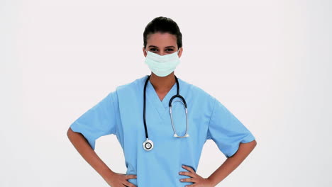 Lächelnde-Schöne-Krankenschwester,-Die-Eine-OP-Maske-Aufsetzt