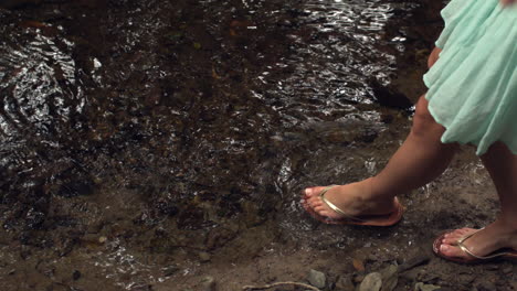 Cerca-De-Pies-Femeninos-Sumergidos-En-Agua.