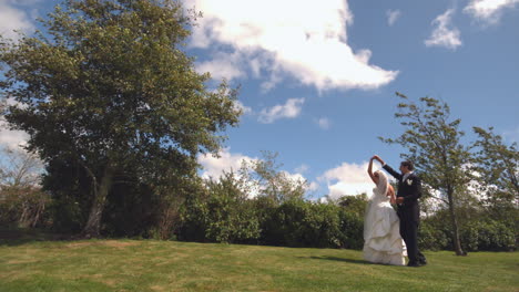 Feliz-Pareja-De-Recién-Casados-Bailando-En-Un-Parque