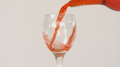 Super-Zeitlupe-Einer-Orangefarbenen-Flüssigkeit-In-Einem-Glas