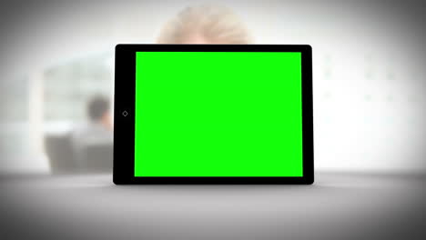 Tablet-Mit-Grünem-Bildschirm-Vor-Geschäftsleuten