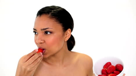 Glückliche-Wunderschöne-Frau-Hält-Eine-Schüssel-Mit-Erdbeeren