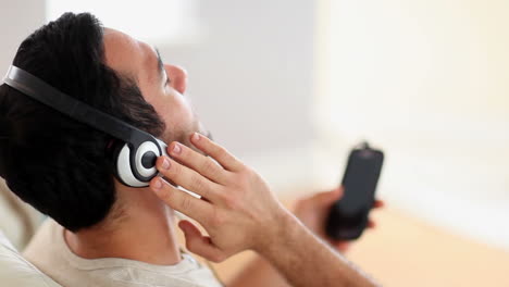 Man-enjoying-music-on-the-couch