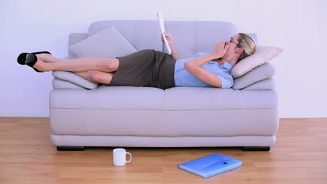 Stilvolle-Müde-Geschäftsfrau-Beim-Einschlafen-Auf-Der-Couch
