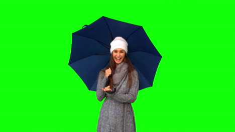 Glückliches-Junges-Modell-In-Winterkleidung-Spielt-Mit-Regenschirm