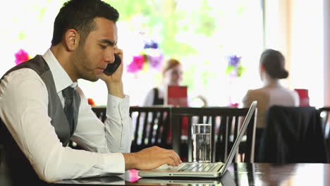 Businessman-working-on-his-laptop-in-a-restaurant