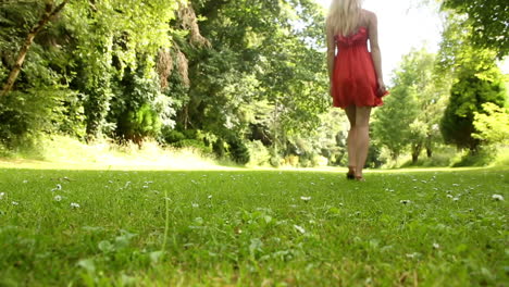 Hermosa-Adolescente-Caminando-Sobre-El-Césped-En-Un-Día-Soleado