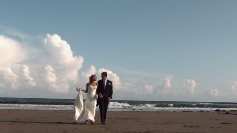 Feliz-Pareja-De-Recién-Casados-Caminando-Por-La-Playa