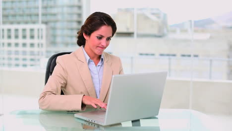 Konzentrierte-Attraktive-Geschäftsfrau-Mit-Einem-Laptop
