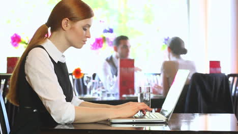 Ernsthafte-Geschäftsfrau-Arbeitet-An-Ihrem-Laptop