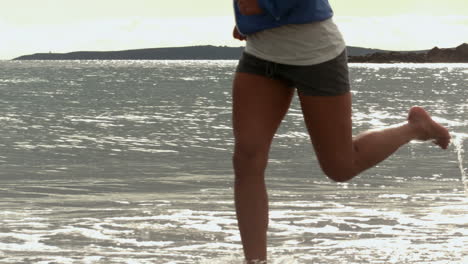 Female-legs-running-at-the-beach