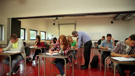 Estudiante-Rubia-Haciendo-Una-Pregunta-En-Clase