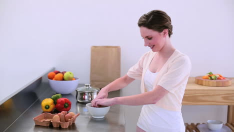 Hübsches-Model-Steht-In-Der-Küche-Und-Bereitet-Ein-Omelett-Zu