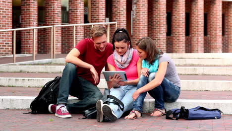 Glückliche-Schüler-Mit-Tablet-Draußen-Auf-Der-Treppe