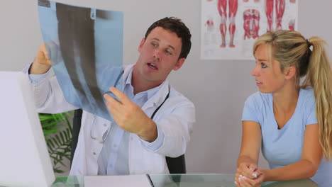 Chiropractor-discussing-with-his-patient