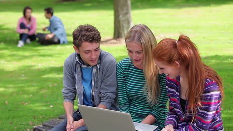 Drei-Studenten-Schauen-Gemeinsam-Auf-Den-Laptop-Und-Lachen